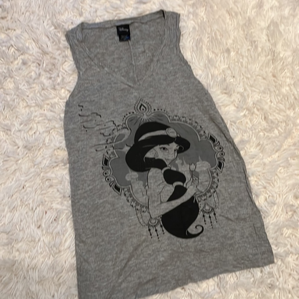Jasmine Disney shirt plus 5 pins